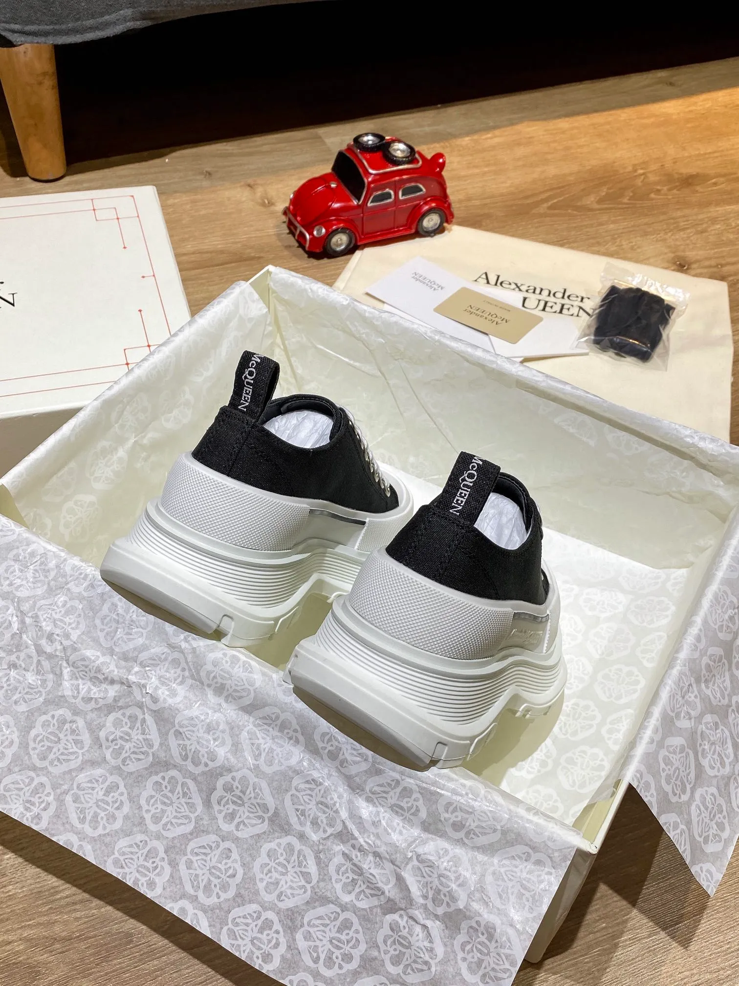 👟👟Ex-factory price 480👟👟 Women's shoe factory Alexander Mcqueen🚀🚀Couple model👫 MQ McQueen thick-soled platform shoes, the latest spring style in the counter, Xiaohongshu is popular. It is another casual shoe that increases height and makes you look slimmer. 😄 Don't choose any style. The heel height is 6.5 cm, which is equivalent to wearing a pair of high heels. It is inevitable to look slimmer. Black and white are versatile. Pink looks youthful. Several colors are very popular. Original purchase from hk. Highest quality in the market. Hot-selling product, 👍 Material: Genuine customized space Monica cloth, goatskin lining, private model T👟👟factory price U multi-layer combination outsole. Standard code number. Comes with a full set of the latest packaging at the counter. Code number: 35-40 for women and 39-44 for men.